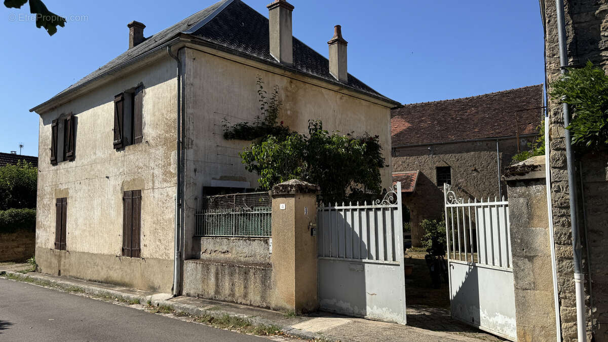 Vente en Exclusivité à Pontaubert - Charmante Maison de caractère avec jardin de 1467 m2 au prix de 235 400 €. - photo 27