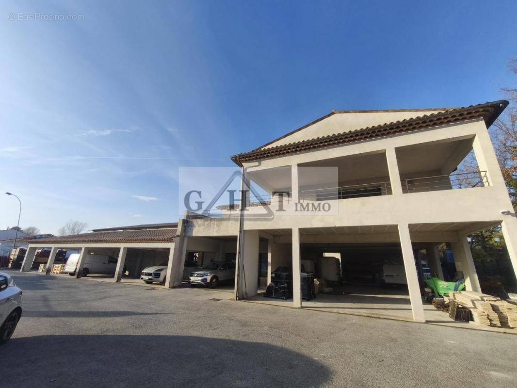 Commerce à TOURRETTES