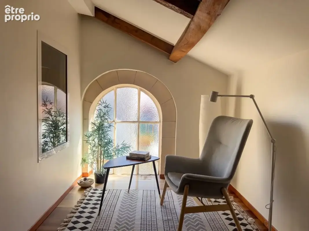 Cur de ville  Duplex de caractère avec terrasse et garage. - photo 9