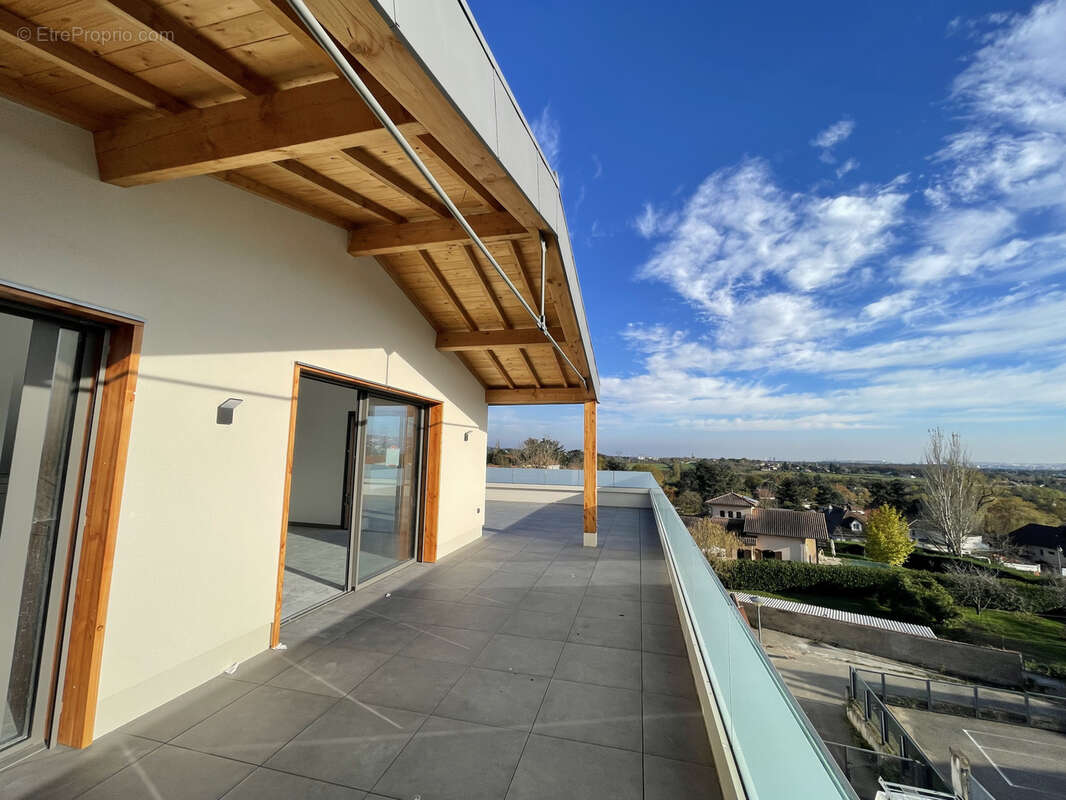 Appartement à LA TOUR-DE-SALVAGNY