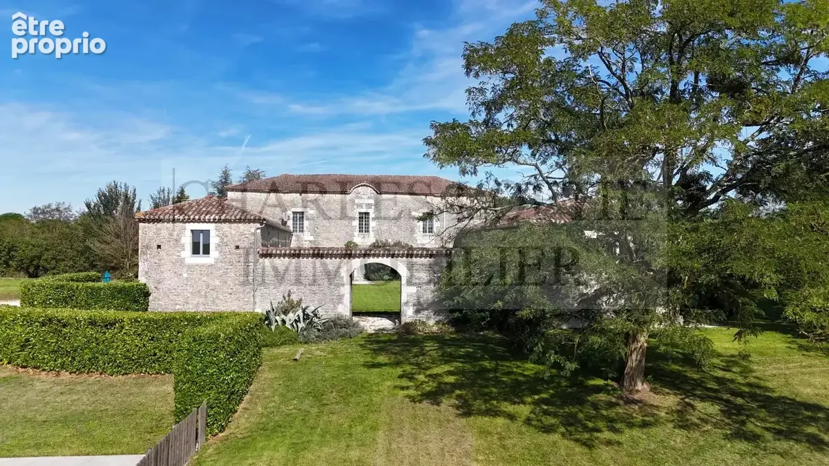 Magnifique et imposante ferme fortifiée du XVIIe siècle, avec dépendances, piscine et terrain de 23 ha, à proximité de Mauroux. - photo 4
