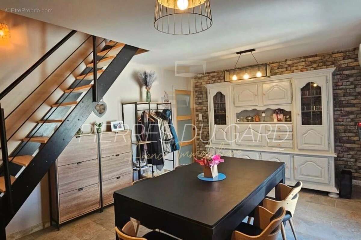 Maison 138 m² à Saint-Jean-De-Ceyrargues  - photo 2