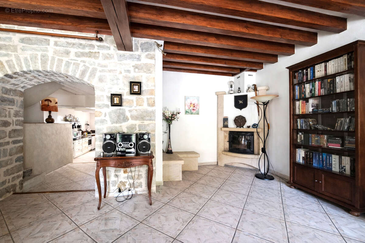 Maison en pierre rénovée à Ladoye Sur Seille (39210), 6 701m² de terrain en bord de rivière - photo 5