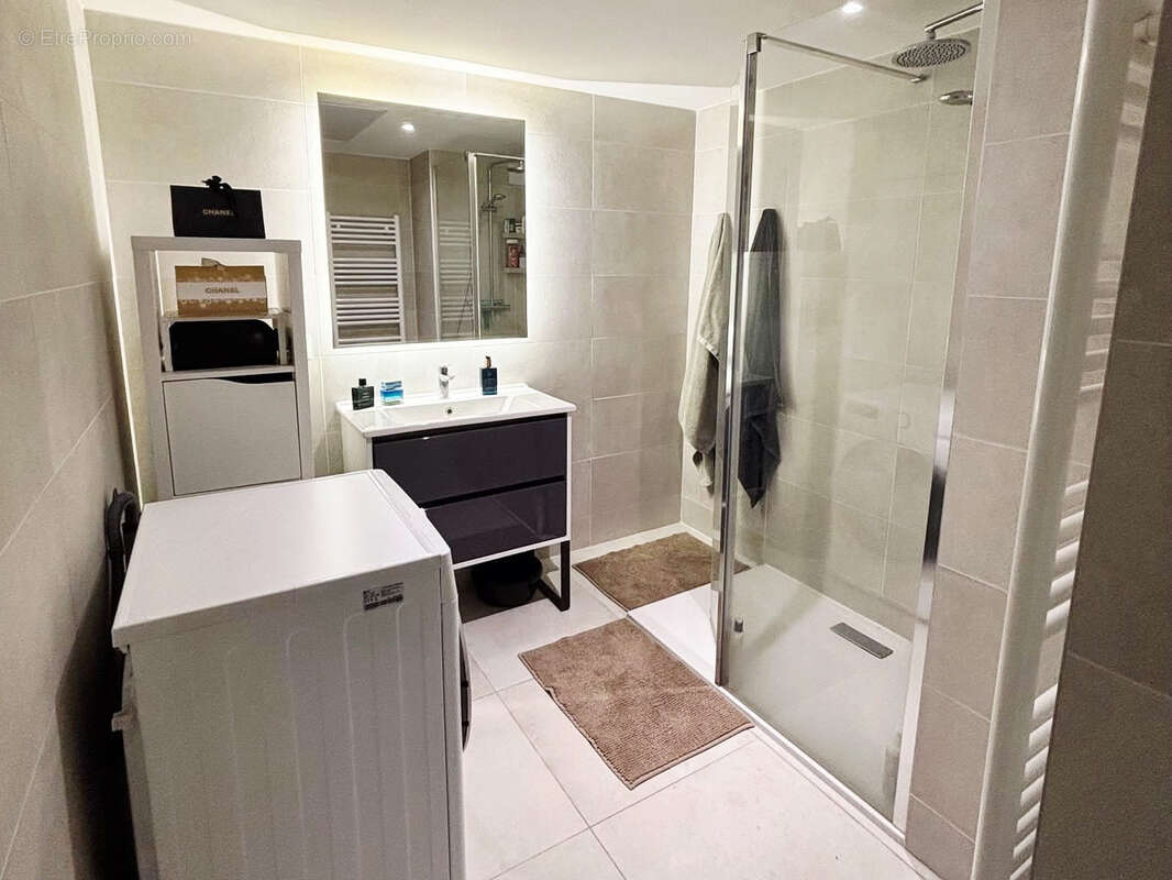 Appartement à SAINT-LAURENT-DU-VAR