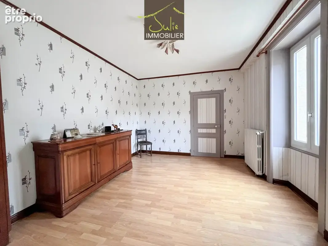BRESSUIRE - Maison de ville avec garage sur 630m2 de terrain. 3 ch - photo 2