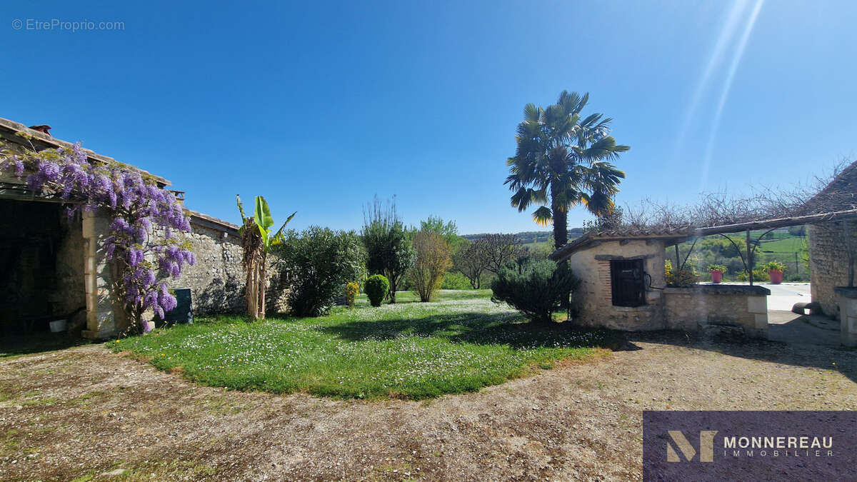 Maison à MONTMOREAU-SAINT-CYBARD