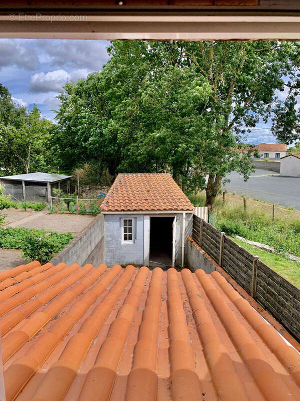 Maison de bourg / 2 ch + cour + dépendance - photo 10