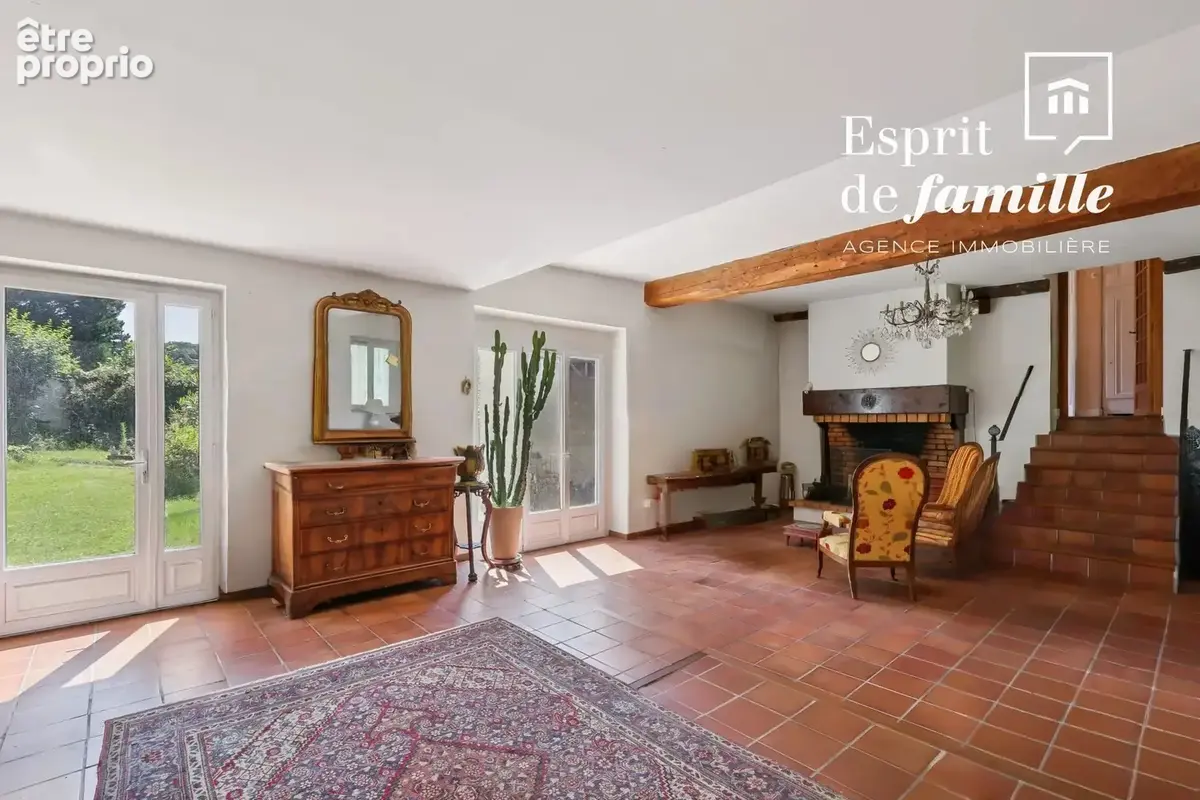 Fontaines-Saint-Martin, propriété au coeur du village 260m2 plus dépendances - photo 6