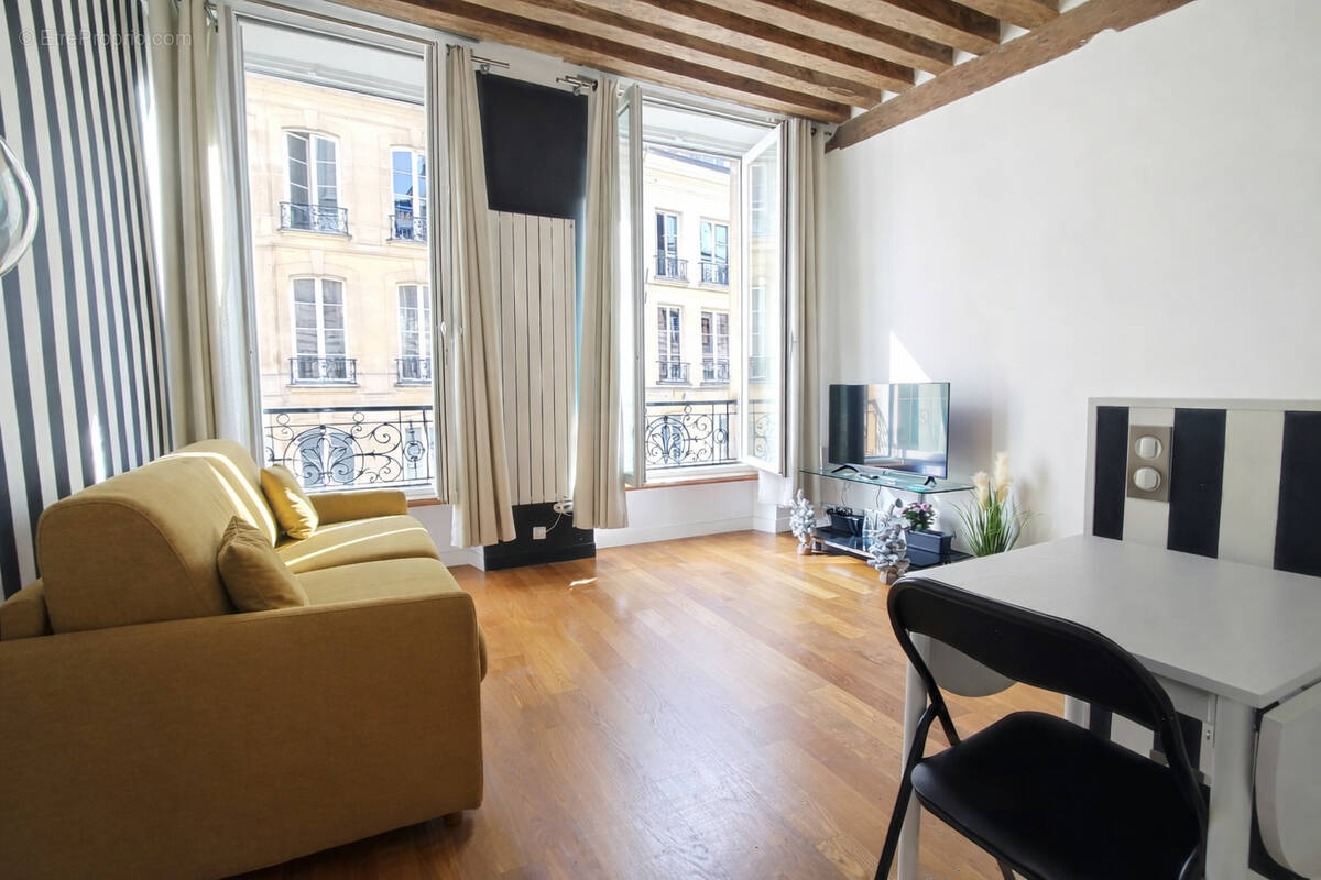 Appartement à PARIS-1E