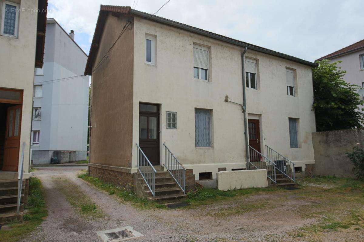 Ensemble de trois immeubles avec jardin et garages - photo 4