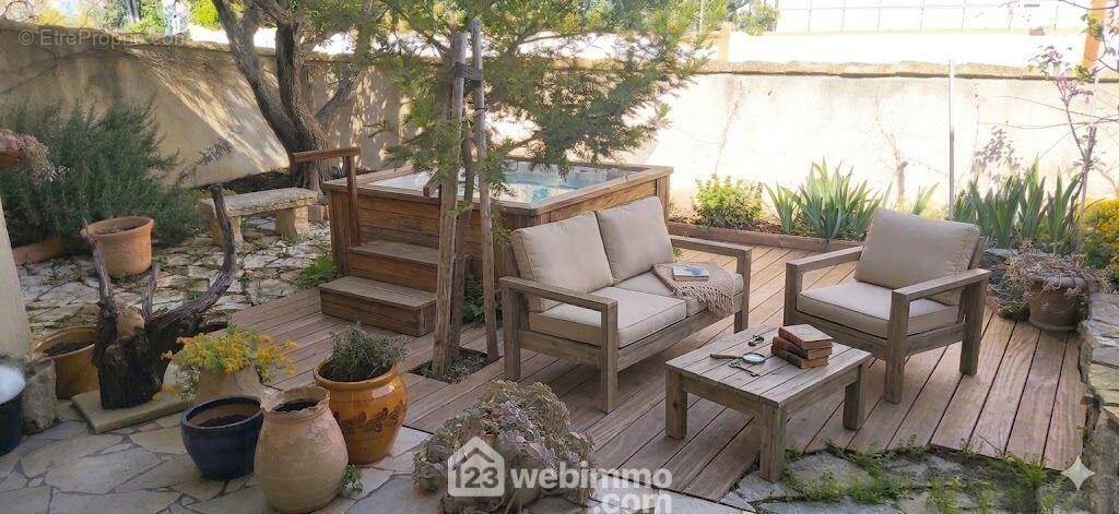 Projection jardin avec espace détente créé par I.A. (intelligence artificielle) - Maison à SAINTES-MARIES-DE-LA-MER