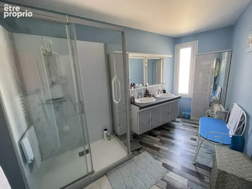 salle de bains spacieuse