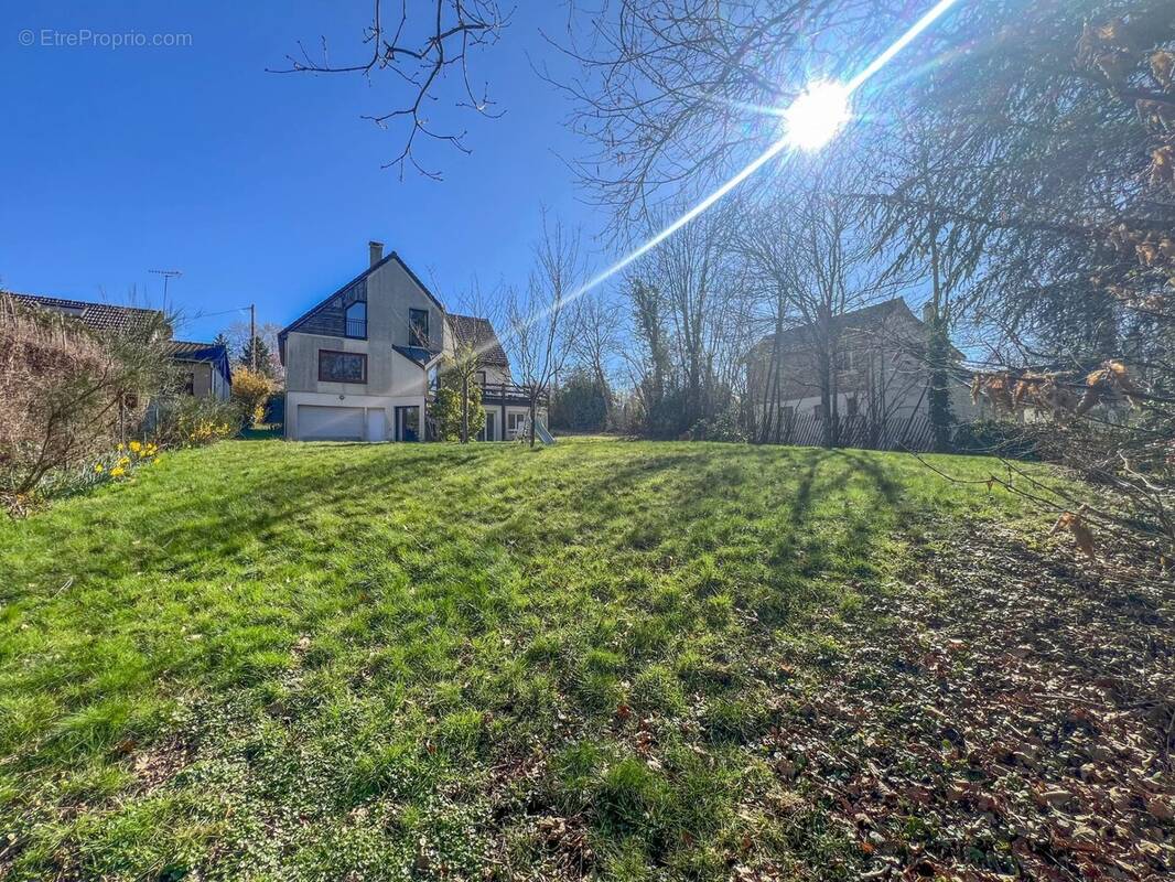 Maison à LE MESNIL-SAINT-DENIS