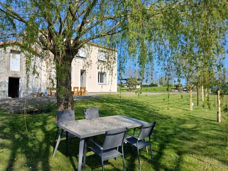 Maison familiale en bon état  avec terrain, au calme dans un  hameau à Beugnon Thireuil - photo 4