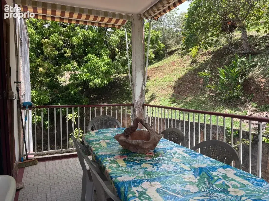 À Goyave, découvrez une propriété au fort potentiel ! Sur une parcelle verdoyante de 2 938 m², cette maison offre 4 chambres, de - photo 8