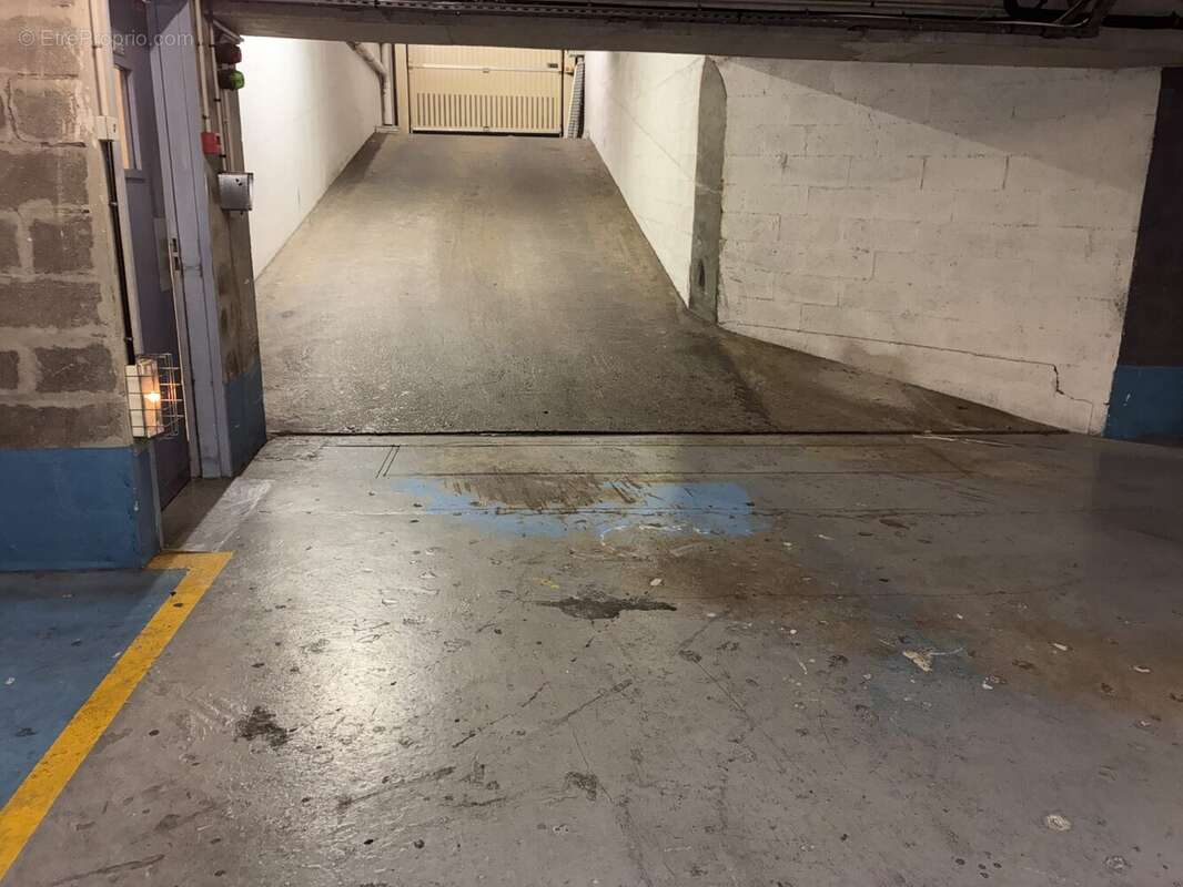 Parking à PARIS-11E