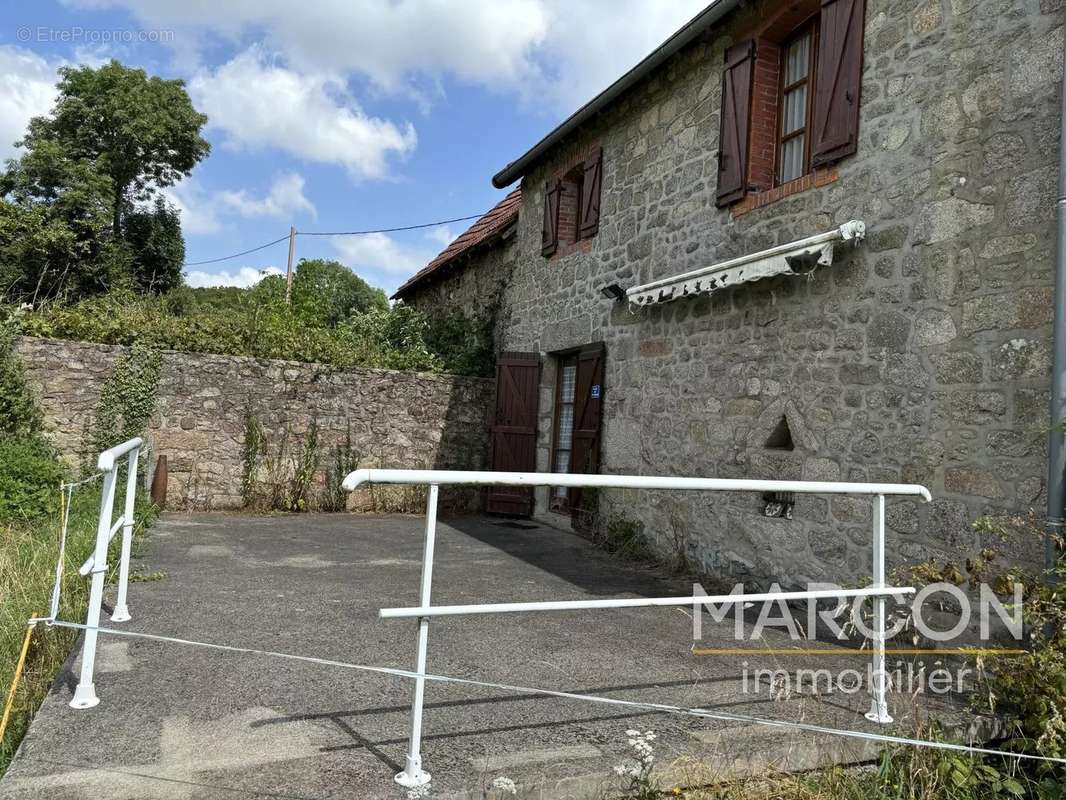 Maison à SAINT-MEDARD-LA-ROCHETTE