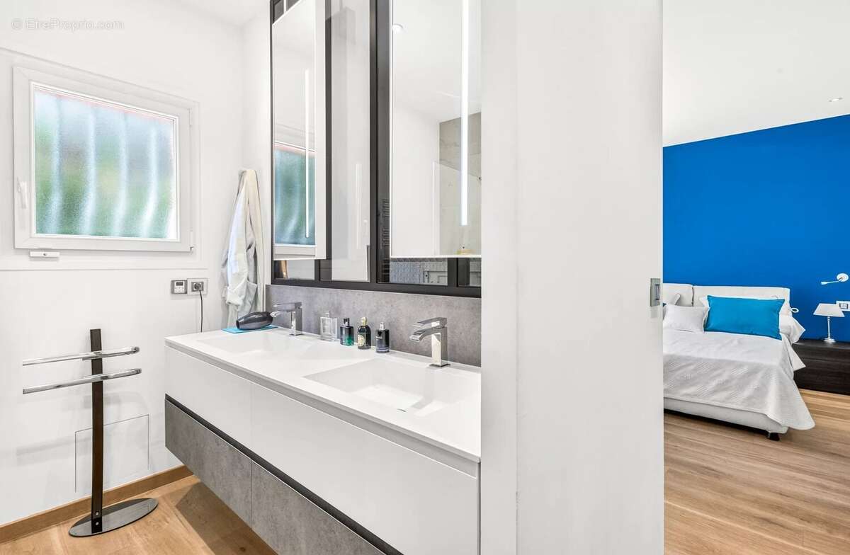 MOUGINS- belle villa individuelle de plain pied avec studio et piscine - photo 9