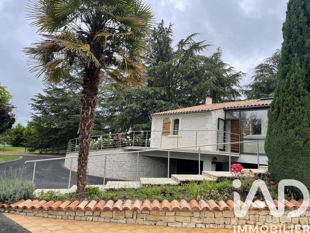 Photo 2 - Maison à BARBEZIEUX-SAINT-HILAIRE