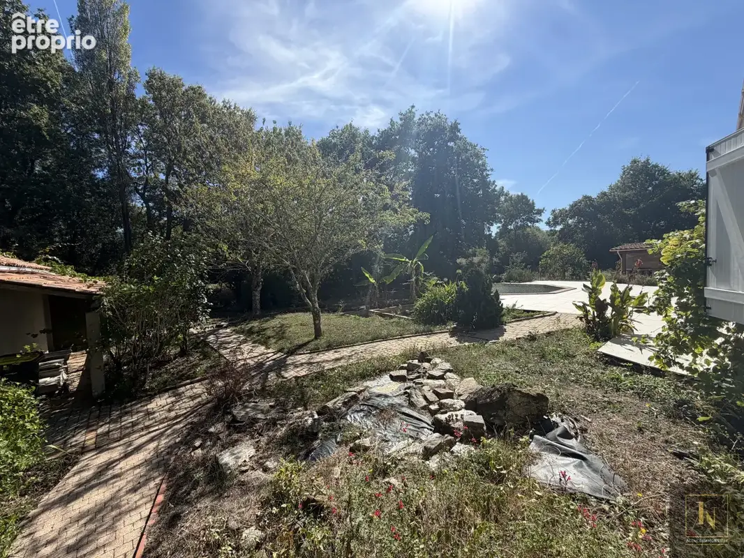 PORNIC, au calme et sur terrain de 2000 m2, maison non mitoyenne de 220 m2 avec vie de plain pied - photo 11