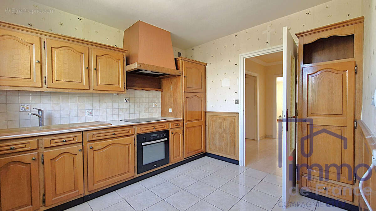Appartement 81 m² à Saint-Etienne  - photo 2