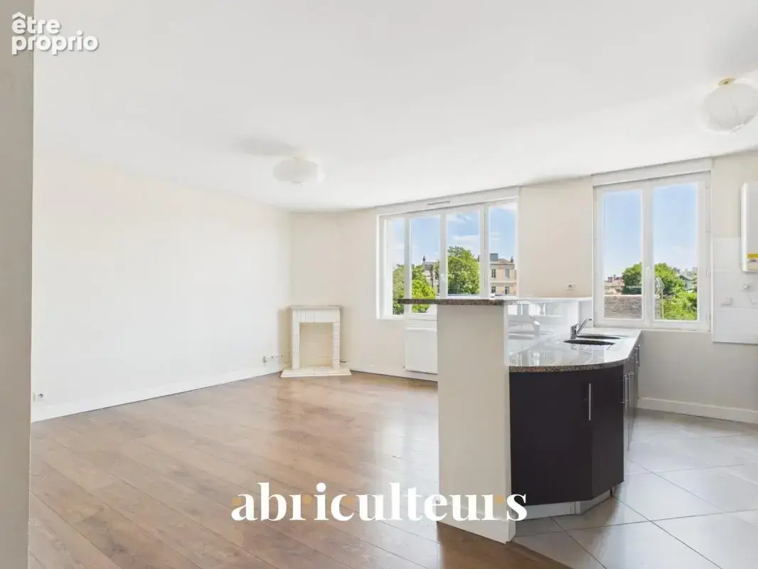 Bordeaux Saint-Genès T3 traversant de 73 m² en dernier étage, baigné de lumière et sans vis-à-vis - photo 2