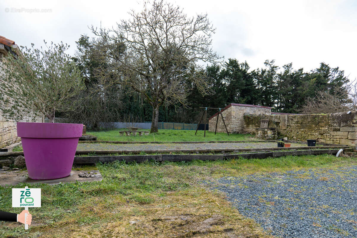 Maison à LES MAGNILS-REIGNIERS