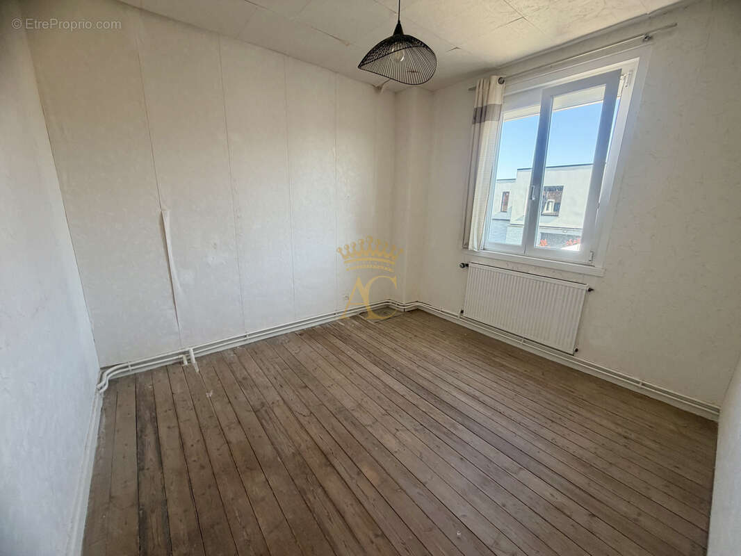 Idéal investissement locatif ou première acquisition : Maison à rénover dans un secteur calme de TREPIED - photo 9
