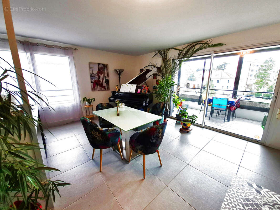 Appartement à COLLONGES-SOUS-SALEVE