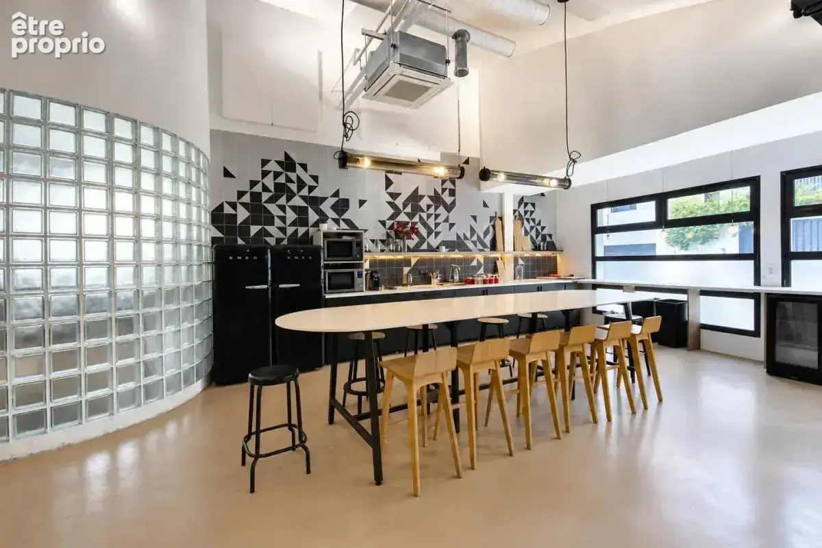 Immeuble industriel RDC+ 1er des années 30, esprit Loft à vendre à Boulogne Billancourt. Très belle Hauteur sous plafond - photo 7