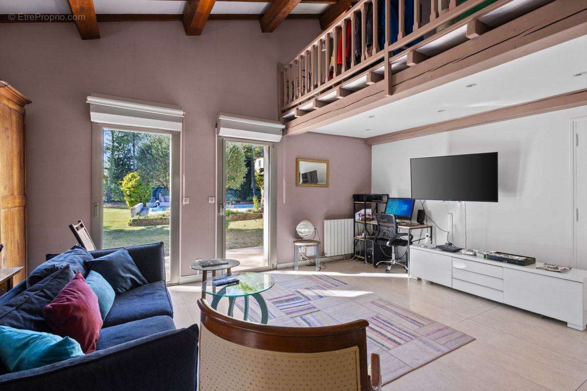 Maison à SAINT-CLEMENT-DE-RIVIERE