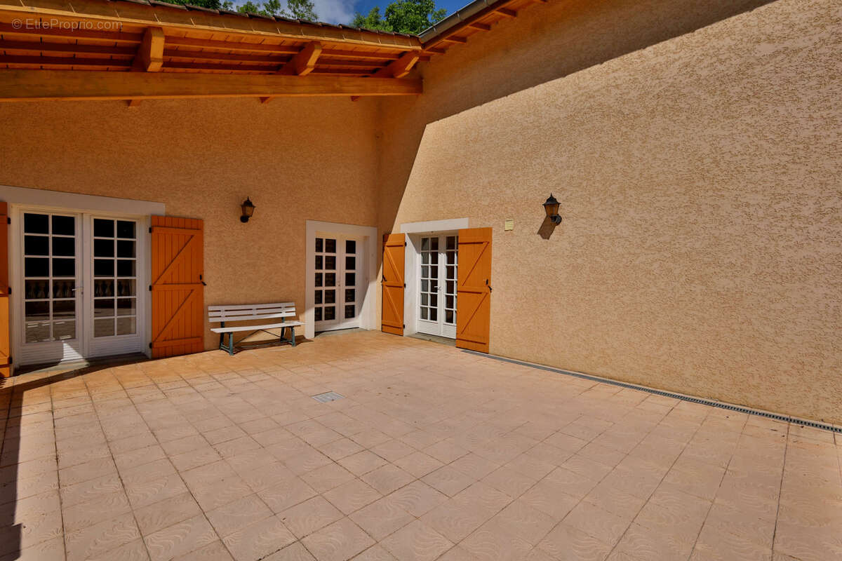 Maison de Type 4 - 149 m2 habitables - Terrain 12950m2 - photo 5