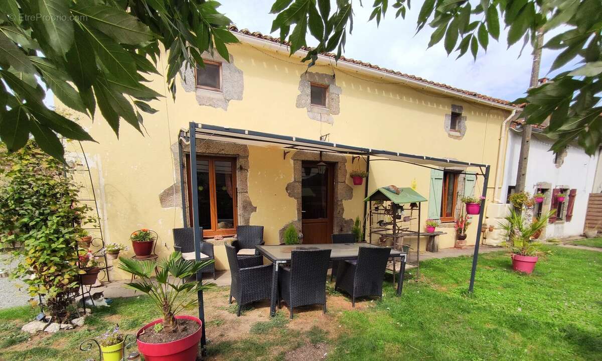 Maison à LARGEASSE