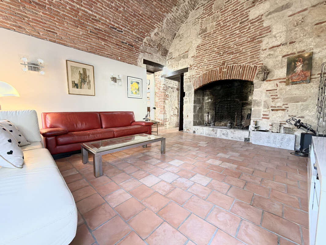 Authentique demeure médiévale avec piscine, jardin et parking privé. - photo 9