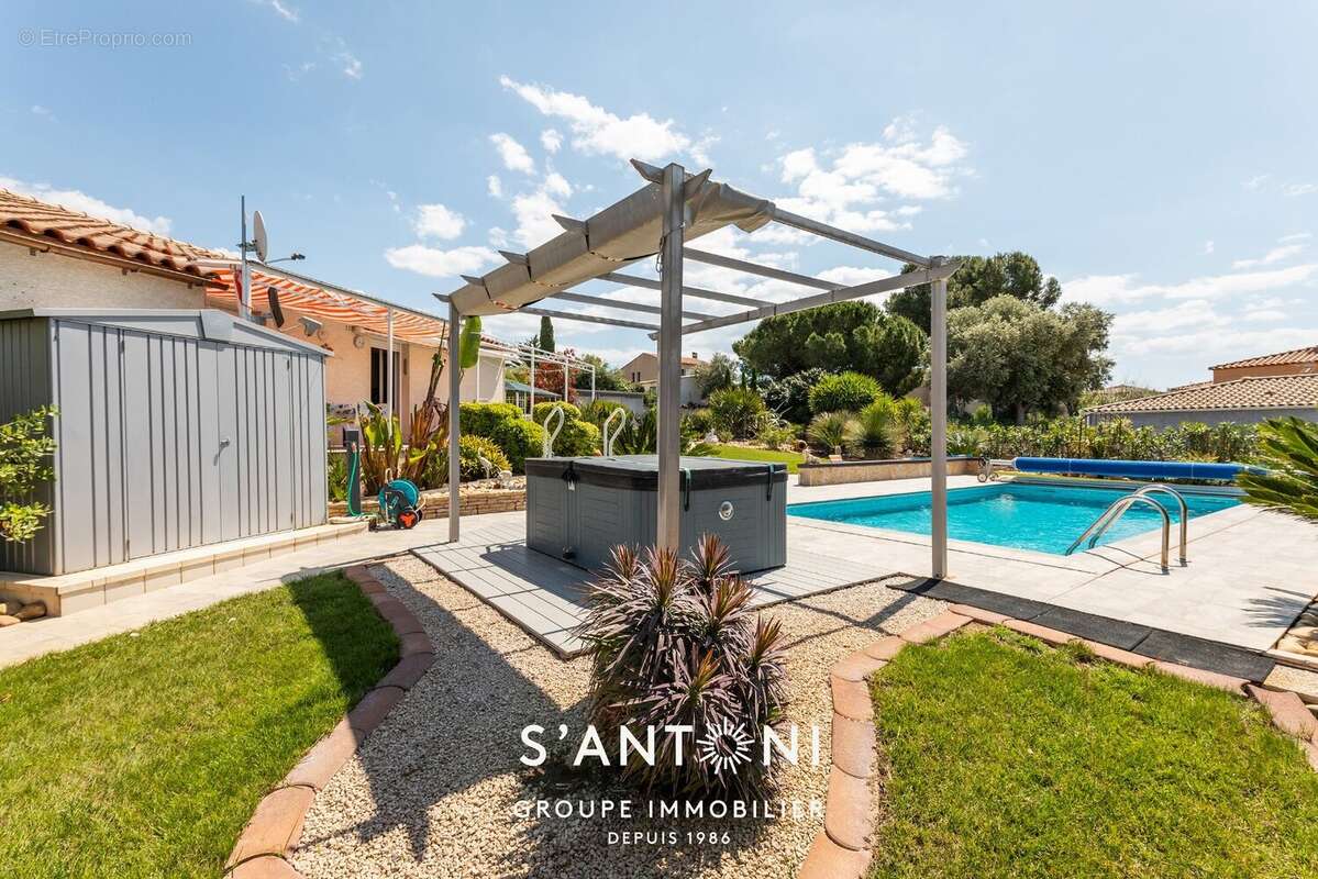 MEZE - Maison de plain pied sur un grand terrain avec piscine - photo 3