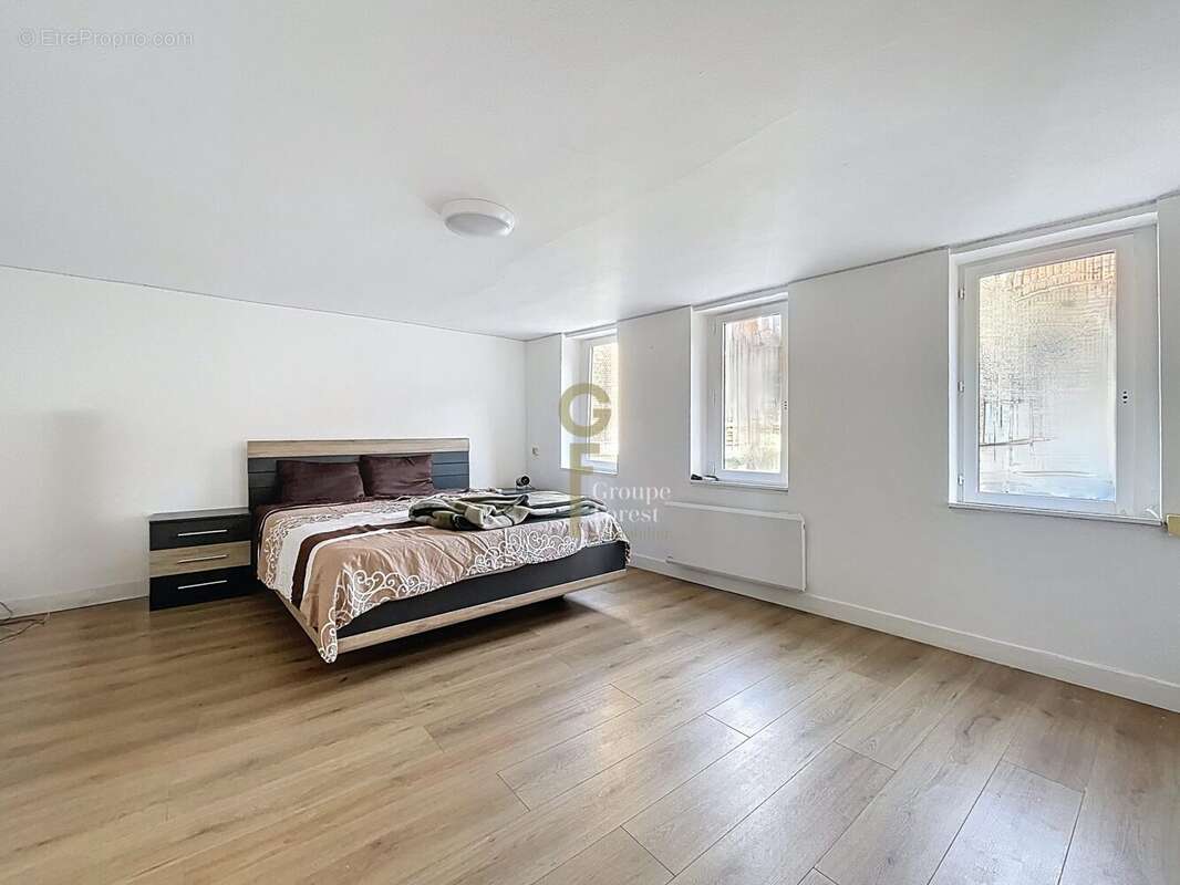 chambre du T2 du premier étage - Commerce à ROUBAIX