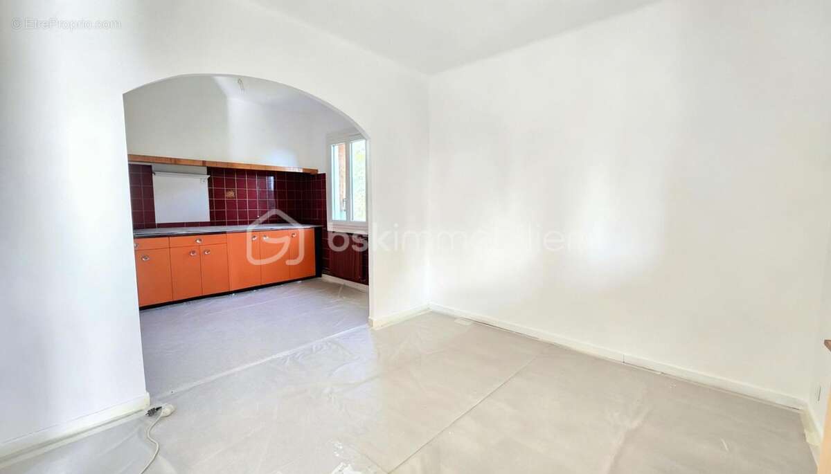 À vendre sur la commune de Lauris : maison offrant deux appartements indépendants, le tout sur un terrain divisible - photo 5