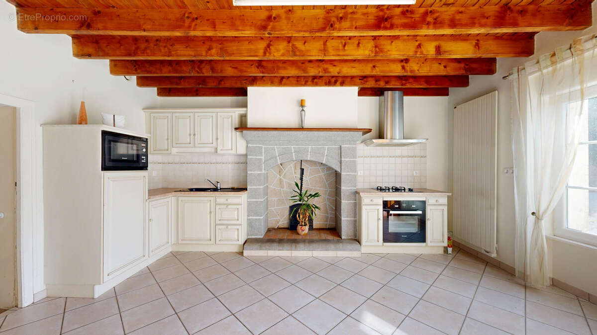 Ensemble immobilier avec habitation, dépendances sur terrain d'environ 9300m2. - photo 5