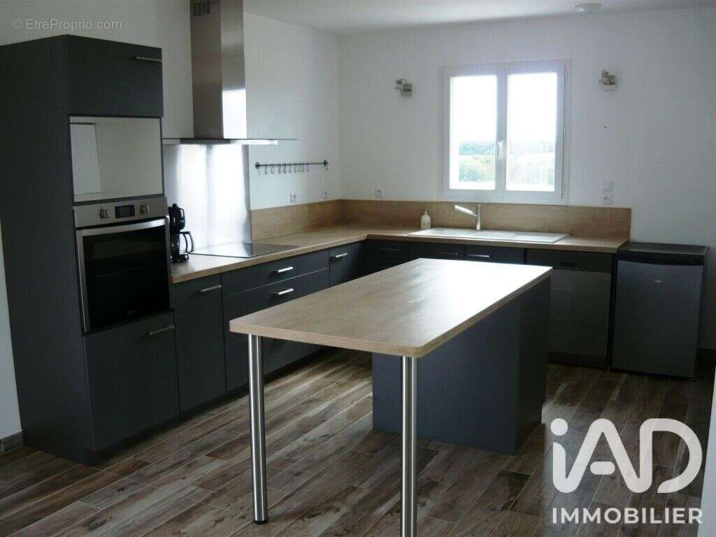 Maison 96 m² à Juignac  - photo 4
