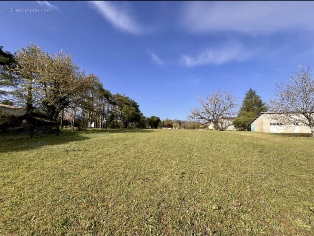 Terrain à LA COURONNE