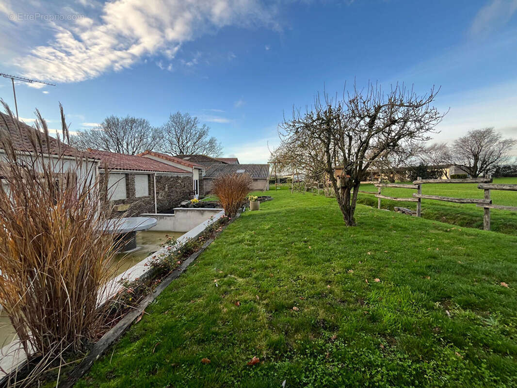 Maison à LE PIN-EN-MAUGES