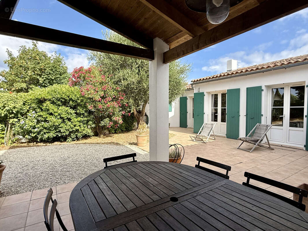 Maison plein cœur du village de Loix - photo 3