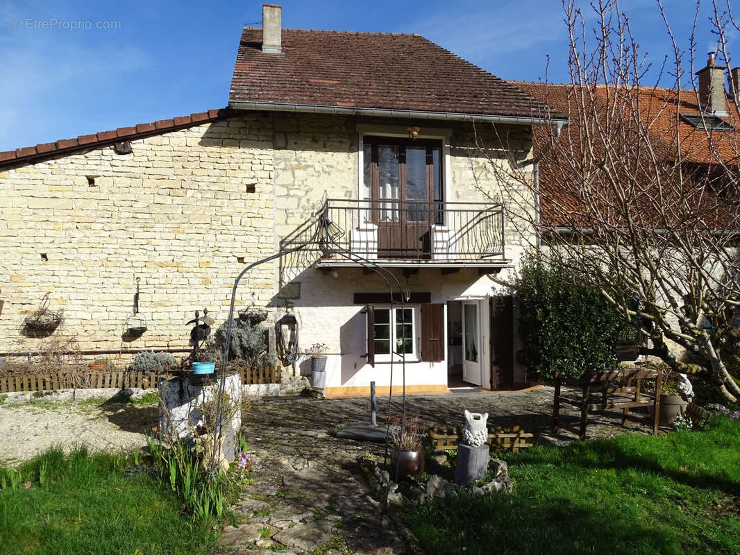 Maison à MONTIGNY-SUR-AUBE