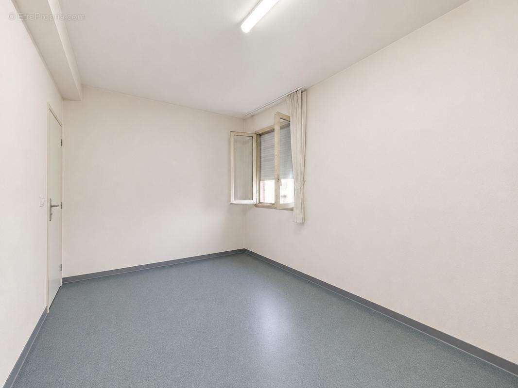 Avignon intra-muros - local professionnel - secteur vernet - photo 6