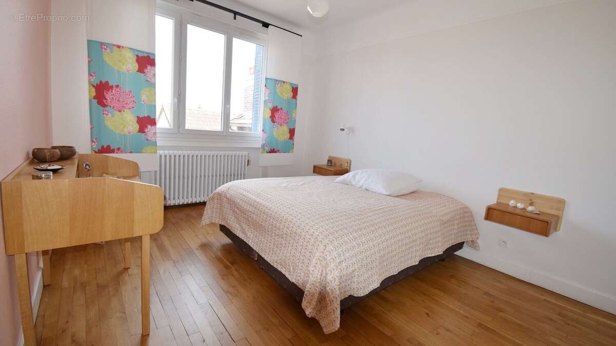 Maison de ville à vendre à Vichy, 3 chambres et bureau, garage et jardin. - photo 9