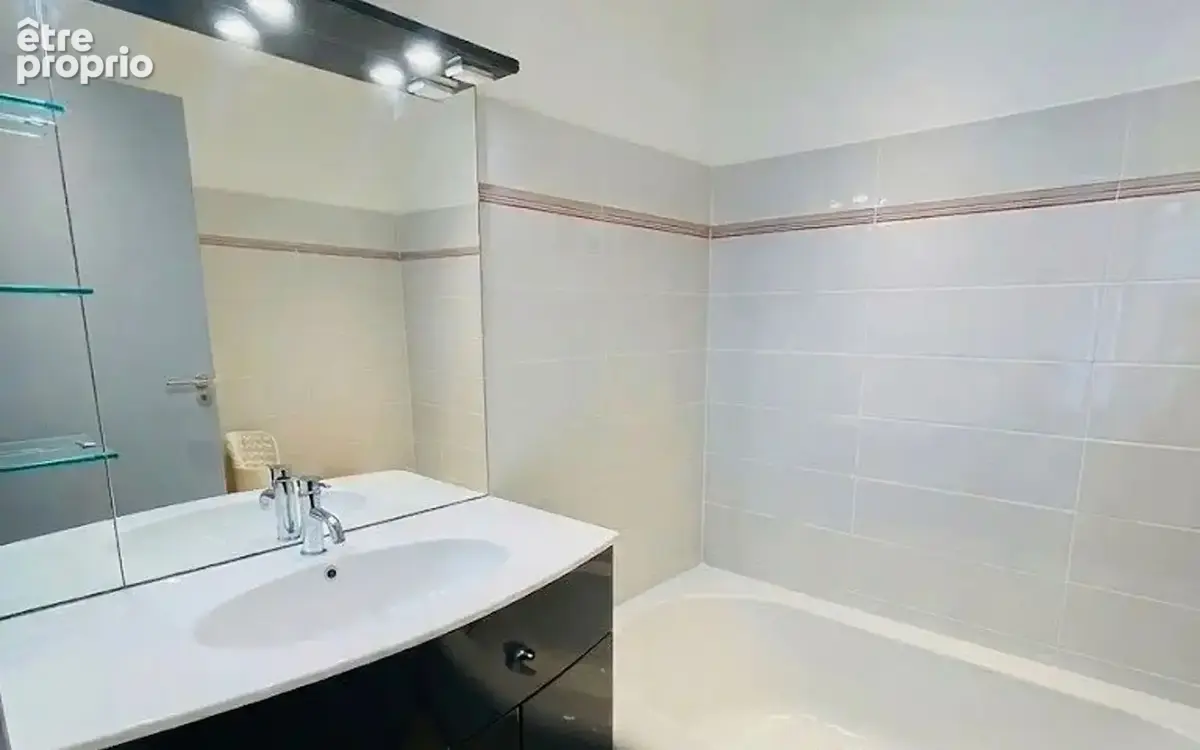 Mas de 273 m² habitable avec piscine et dépendances sur 5810 m² de jardin clos arboré. - photo 8
