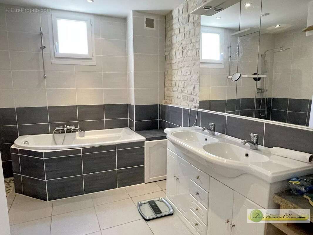 Maison 76 m² à Les Gours  - photo 5