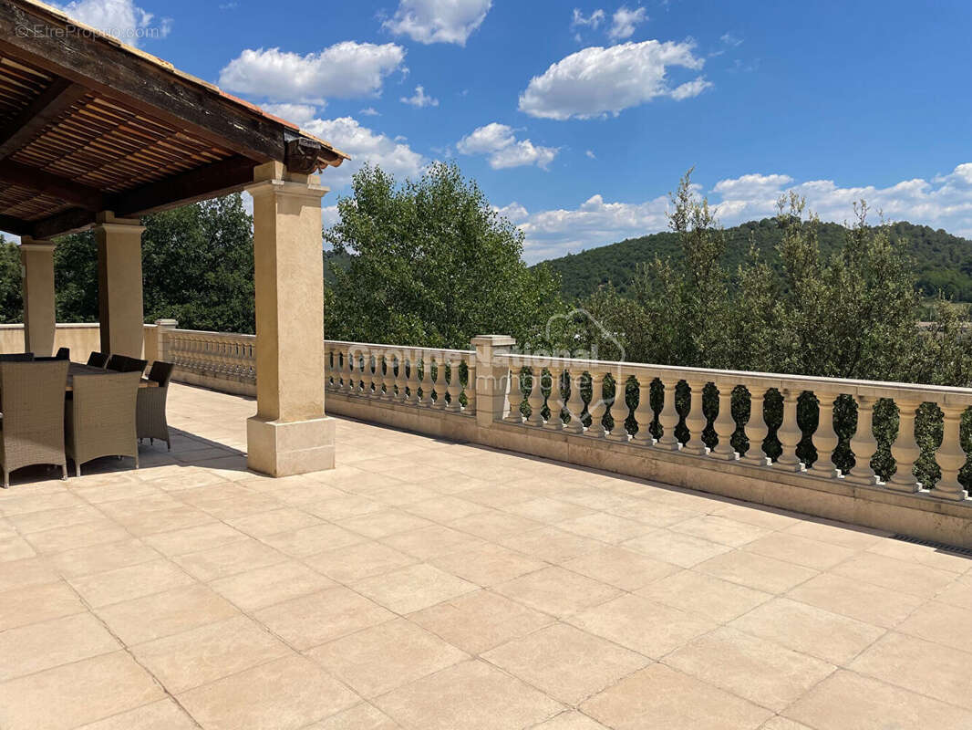 Allemagne En Provence T6 -163 m2 piscine garages 2159m² de terrain - photo 2