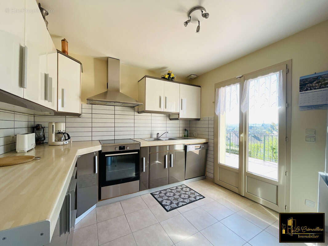 Cuisine  - Maison à SAINT-ARNOULT-EN-YVELINES