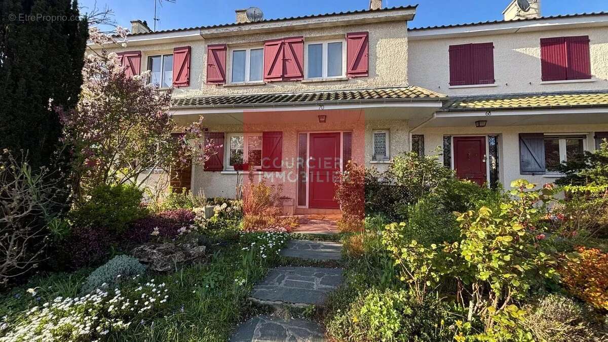 Maison à LE MESNIL-SAINT-DENIS